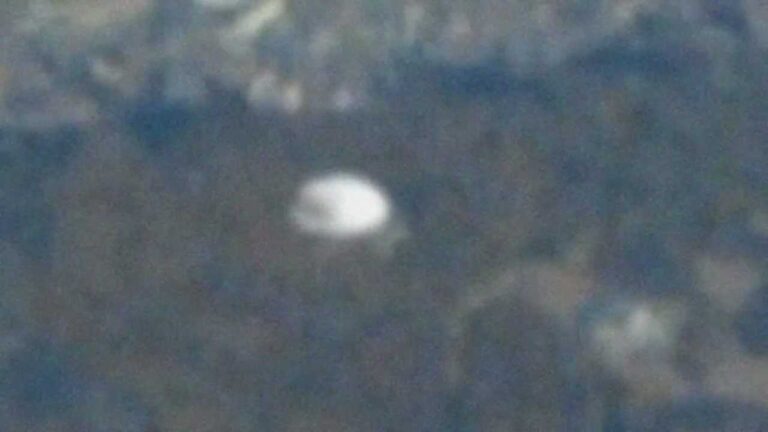 Mysterious UFO over South Korea caught on camera