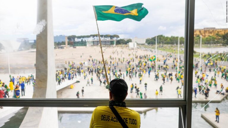 The Supreme Court ordered the demolition of Bolsonaro's supporters' camps after supporters of the ex-president broke into government buildings